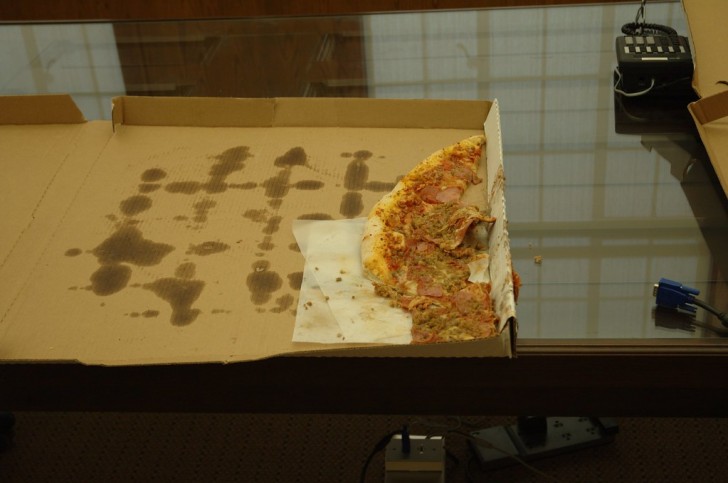 5. Il cartone usato della pizza se non è troppo sporco va nella carta, mentre se ci sono incrostazioni di cibo bisogna dividere le parti più pulite (che vanno nella carta) da quelle più sporche di cibo, che vanno nell'umido.