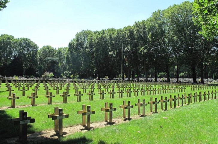tangopaso – Graves of soldiers killed during WWI in the cemetery of Ivry-sur-Seine, (Val-de-Marne, France)