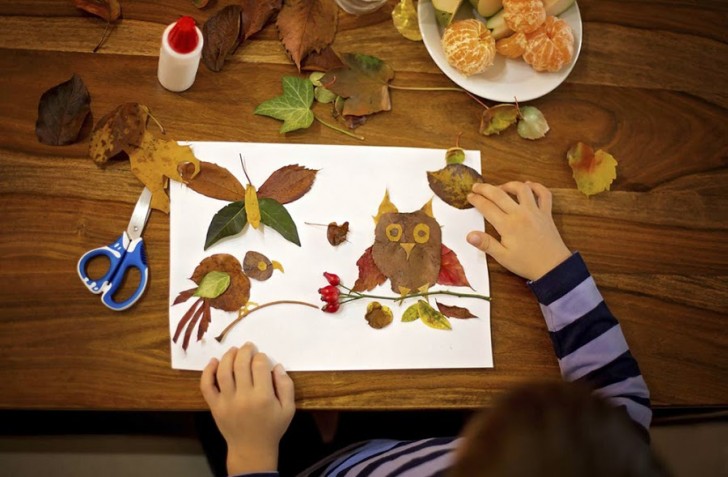 Con le foglie colorate che cadono in autunno i bambini possono "disegnare" personaggi e animali
