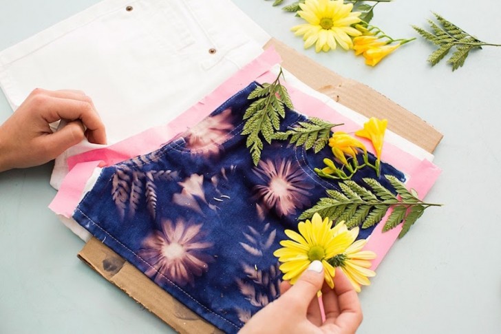 Un'alternativa al tie-dye è la decorazione di tessuti con foglie e fiori e inchiostri o vernici fotocromatiche, che cambiano colore con l'esposizione al sole, per delle T-Shirt davvero uniche