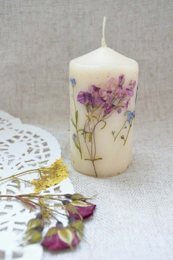 I fiori secchi possono essere utilizzati anche per decorare candele in modo davvero delicato e romantico