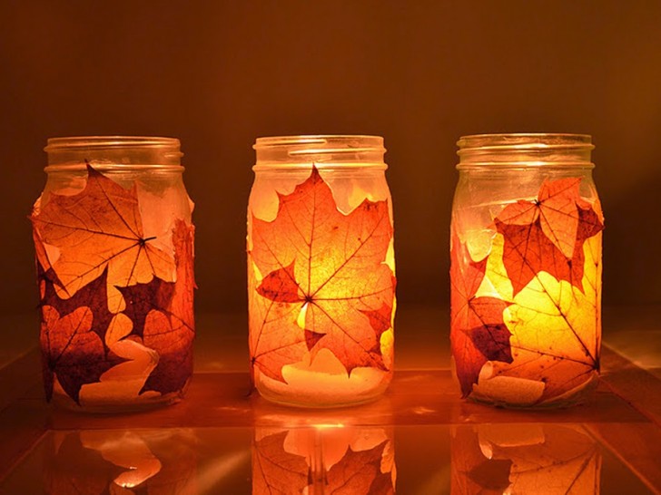 Incollando le foglie che preferiamo alle pareti dei barattoli di vetro avremo dei porta-candele molto scenografici, ideali per le serate con gli amici