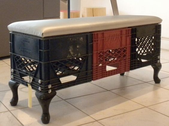 13. Con dei supporti eleganti e un cuscino su misura, le cassette si trasformano in una panca elegante