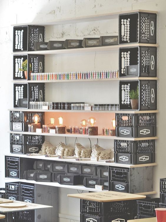 2. Colonne di cassette con ripiani in legno: una soluzione ideale anche per esporre prodotti in negozio o per organizzare lo spazio cantine e garage