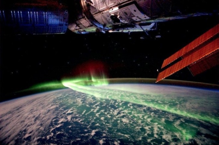 8. L'aurora boreale vista dallo spazio!