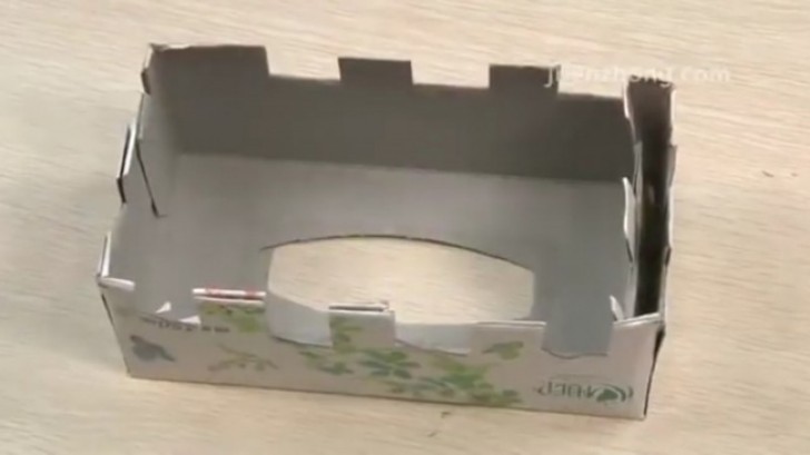 2. Mettete le due scatole una dentro l'altra e con le forbici ritagliate il bordo creando questi denti, un po' come i merli di un castello. Devono essere alti 2 o 3 cm e posizionati a 3 cm di distanza tra loro