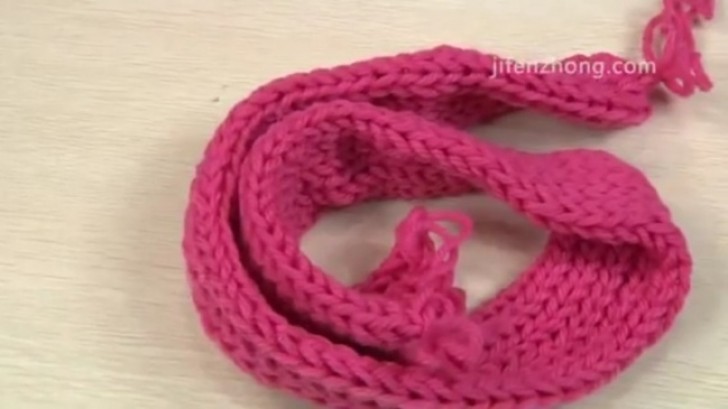 9. La vostra sciarpa è pronta, e sembra proprio uguale a quelle lavorate con i ferri!