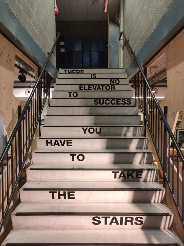 15. Il n'y a pas d'ascenseur qui vous conduit au succès, vous devez prendre les escaliers.