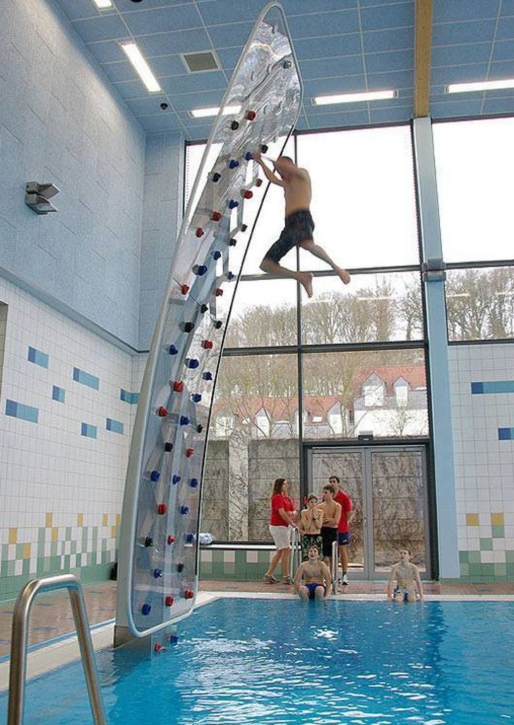 19. Una parete da arrampicata sospesa sull'acqua in modo da non doverti preoccupare degli attrezzi da arrampicata e di cadere