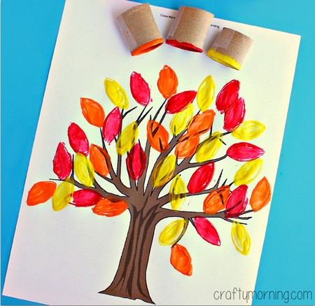 1. Disegnate un albero e usate cartoni di carta igienica per le sagome delle foglie