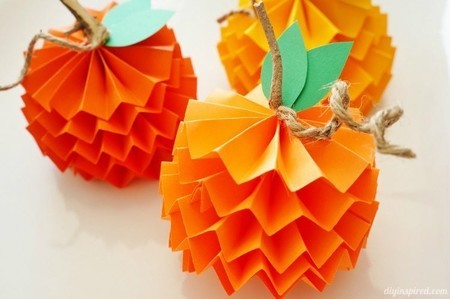 15. Queste zucche sono quasi degli origami, ideali da appendere in casa