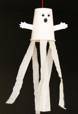 18. Questo fantasma fatto con un bicchiere di carta e pochi altri materiali è pronto ad essere appeso al soffitto!