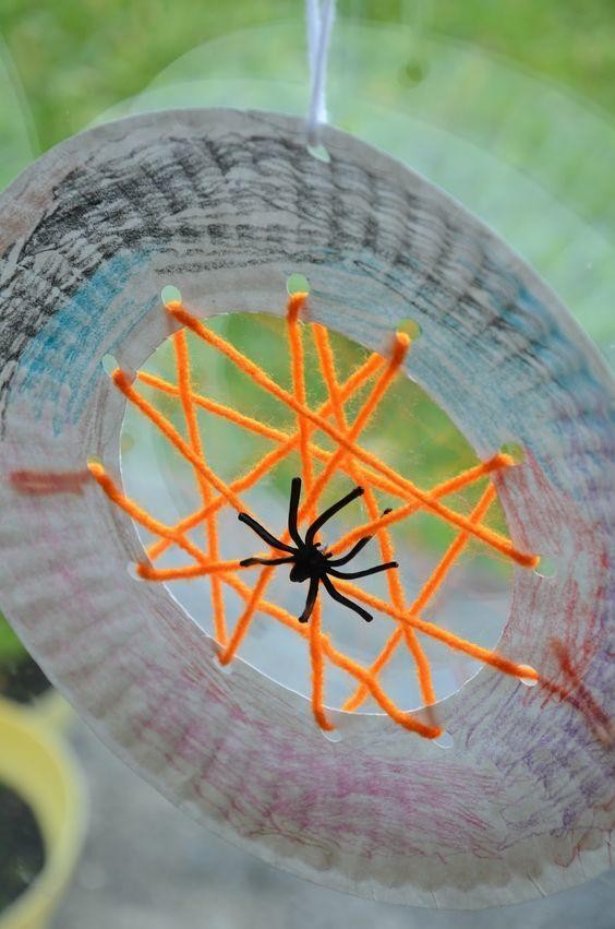 2. Create una ragnatela con un disco di carta e della lana, meglio se arancione per celebrare i colori di Halloween