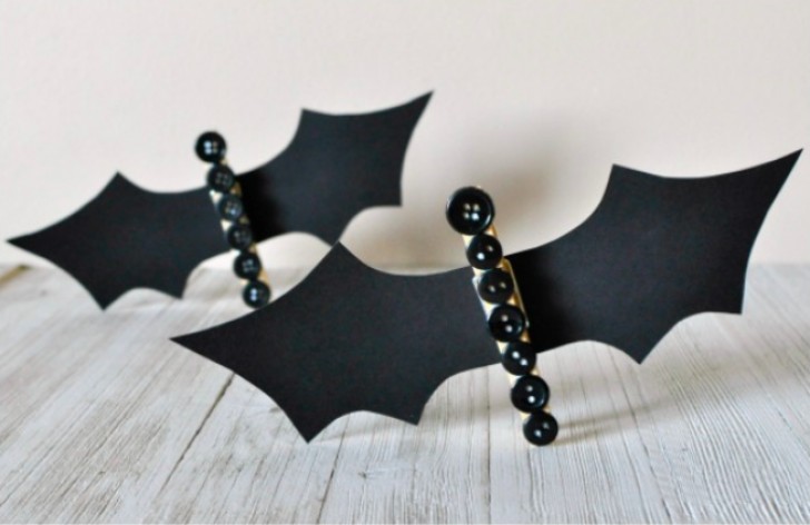 3. Si possono creare piccoli pipistrelli anche con una molletta da bucato, bottoni e cartoncino rigorosamente neri