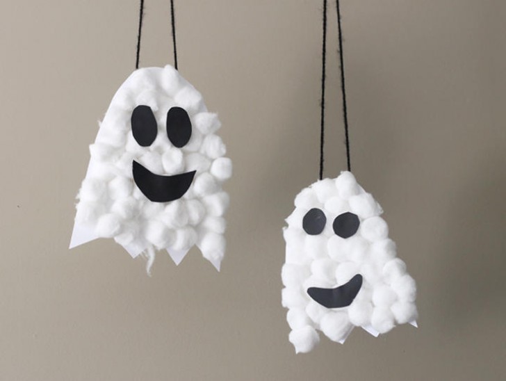 8. Appendete in giro per casa questi allegri fantasmini fatti di carta e cotone!