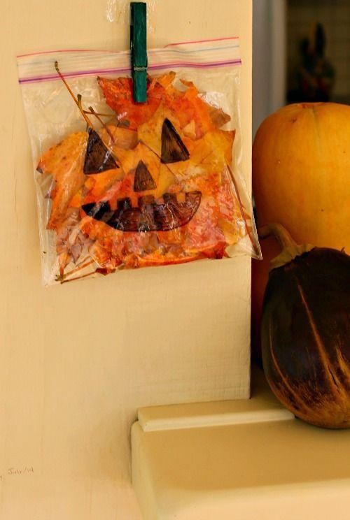 9. Se non avete una zucca da intagliare, potete sempre usare foglie arancioni per un Jack O' Lantern fatto in casa