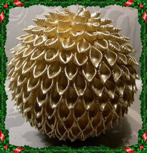 18. Una decorazione importante per l'albero di Natale, che potete magari arricchire riempendo ogni conchiglia con una perlina