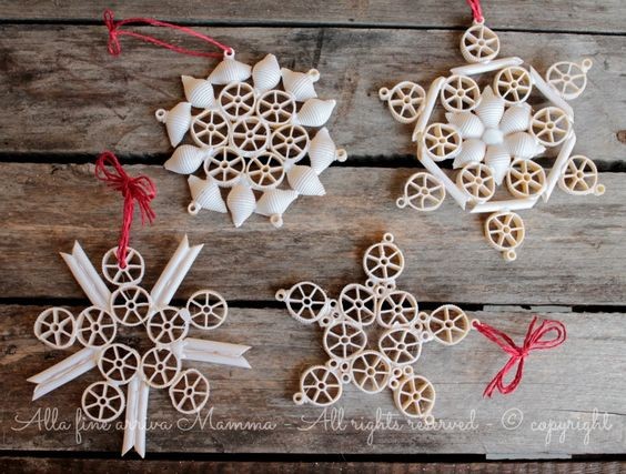 2. Ruote, penne e conchiglie diventano bellissimi fiocchi di neve