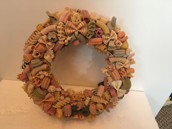 4. Non è Natale senza una ghirlanda, e questa sfrutta le tante colorazioni possibili della pasta