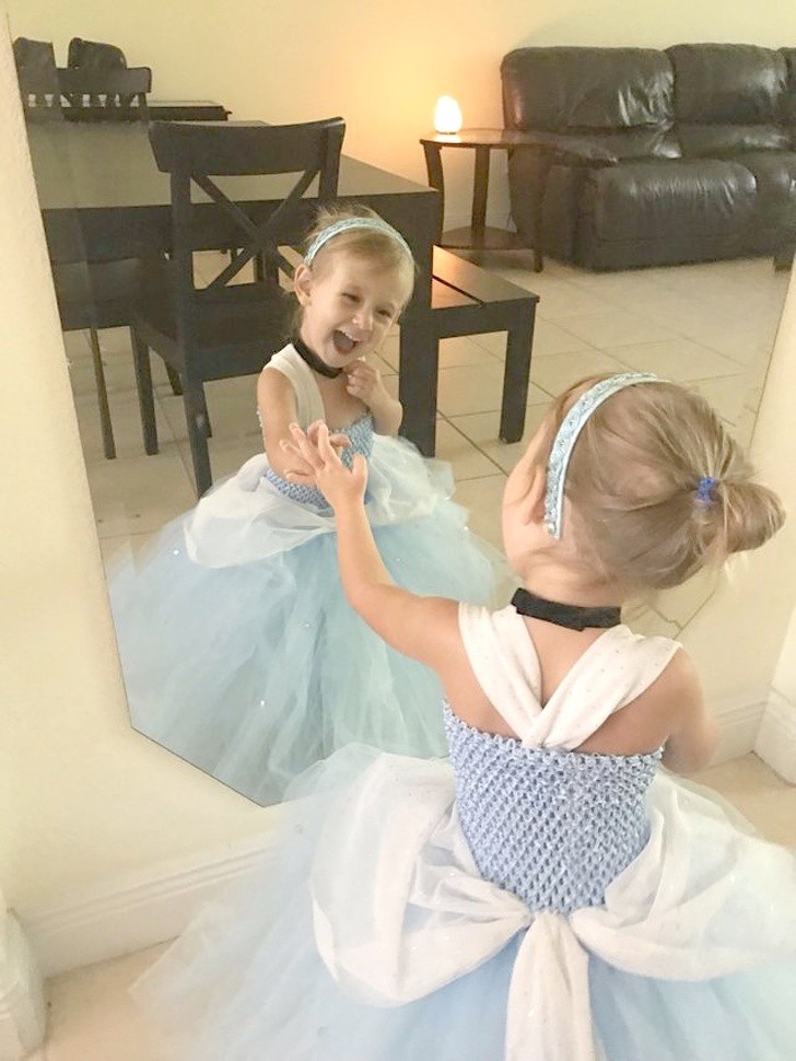 16. "Mijn dochter zag zichzelf voor het eerst in de spiegel verkleed als Assepoester"