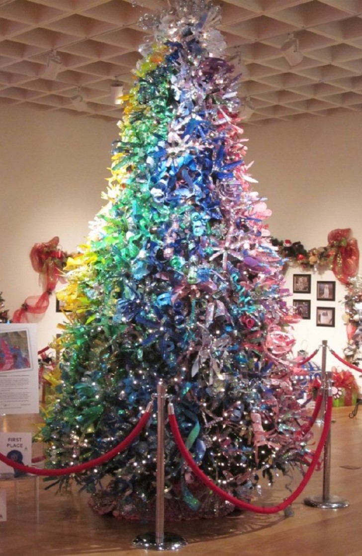 12. Con i riccioli colorati di varie dimensioni potete anche creare un imponente albero di Natale dalle mille sfumature