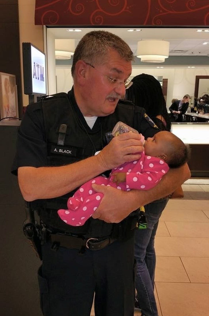 I primi soccorritori...soccorrono una neonata allattandola con il biberon!