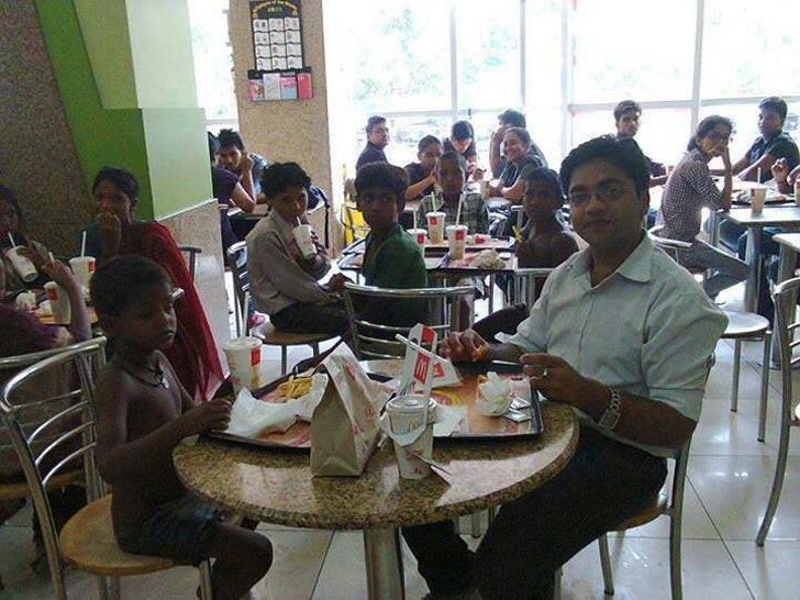 Dieser großzügige Mann benutzte seinen Scheck, um ein Abendessen bei McDonald's für 15 arme Kinder zu bezahlen.