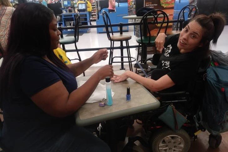 La ragazza ha una paralisi cerebrale e la manicure si è rifiutata di farle le unghie....ma questa gentilissima signora si offerta di fargliele gratis!