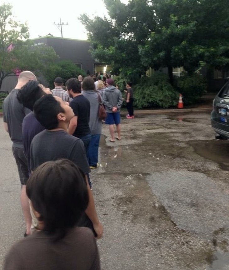 Una fila lunghissima per prendersi cura degli animali, dopo che il rifugio è stato allagato da un alluvione ad Austin, in Texas