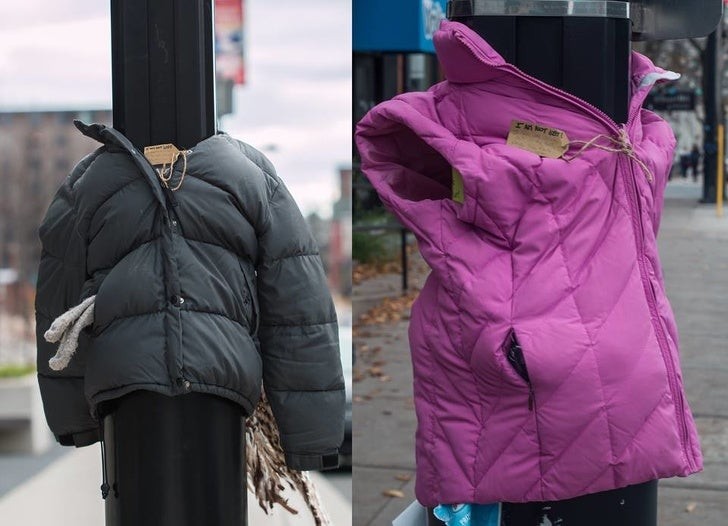 Dei bambini in Canada hanno appeso su alcuni pali della strada dei cappotti affinché i più bisognosi possano scaldarsi...