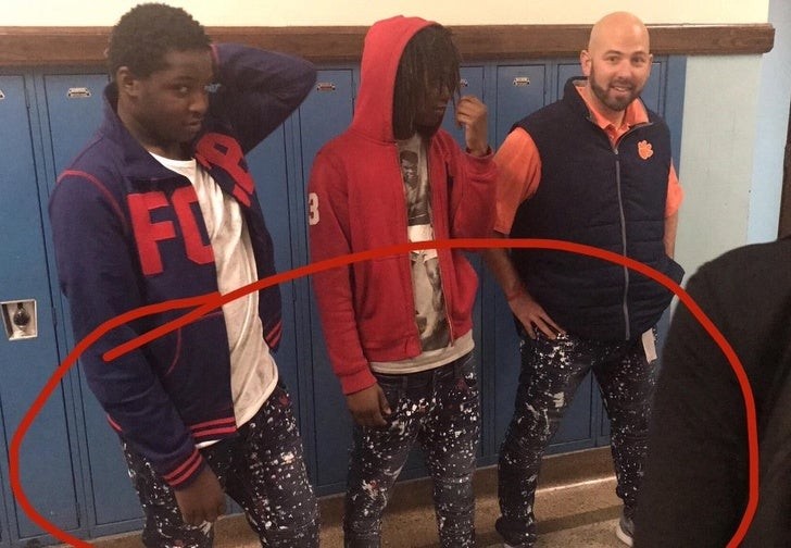 Le directeur de l'école avait dit qu'il aimait ces jeans particuliers, alors ils lui en ont acheté un !