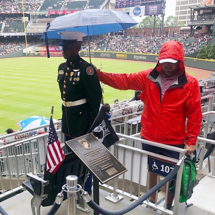 Die Wache musste während der Spiele unbedingt stillhalten, also bot ein Fan freundlicherweise seinen Regenschirm an, um ihn vor dem Regen zu schützen...