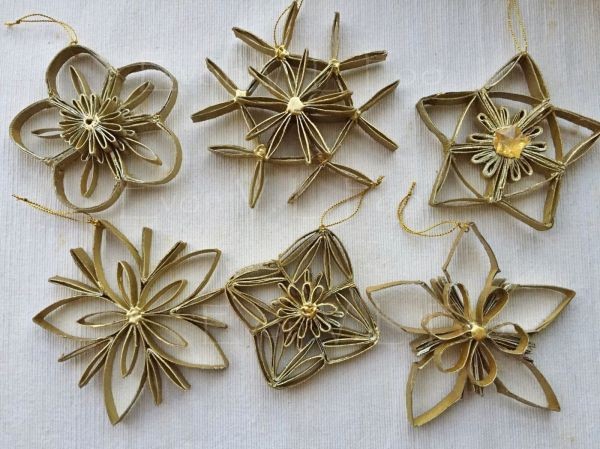 16. Intricate decorazioni che aspettano di essere appese all'albero o alle composizioni floreali