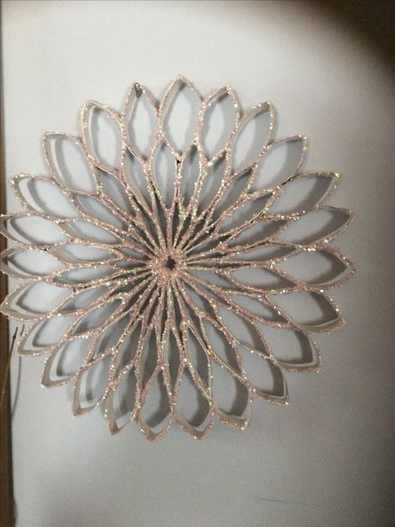 19. Forbici, colla e glitter: non serve altro per ricavare un ornamento come questo a partire dai cilindri di cartone
