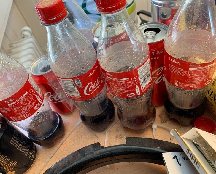 2. Un de mes collègues laisse toutes les bouteilles après les avoir bues...
