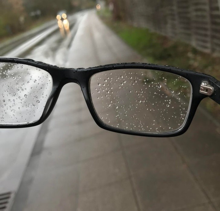 6. Non è facile portare gli occhiali in un giorno di pioggia...