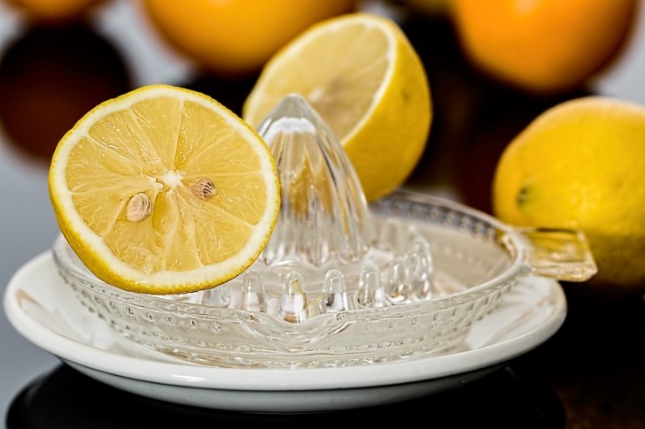 4. Versate del succo di limone sulle macchie di sudore che si formano sugli abiti, lasciatelo agire per qualche minuto, e poi procedete al lavaggio: avrete rimosso efficacemente gli aloni e gli odori sgradevoli