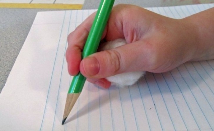 3. Insegnate ai bambini come impugnare correttamente penne e matite con l'ausilio di una palla di cotone