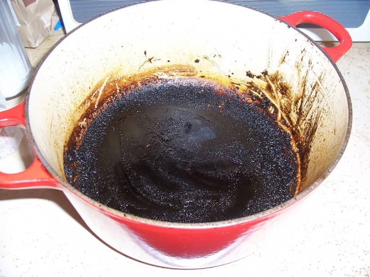 1. Il fondo bruciato di una pentola si tratta riempendola di acqua e due tazze di aceto che poi farete bollire. Una volta fredda, basterà strofinare per eliminare lo sporco