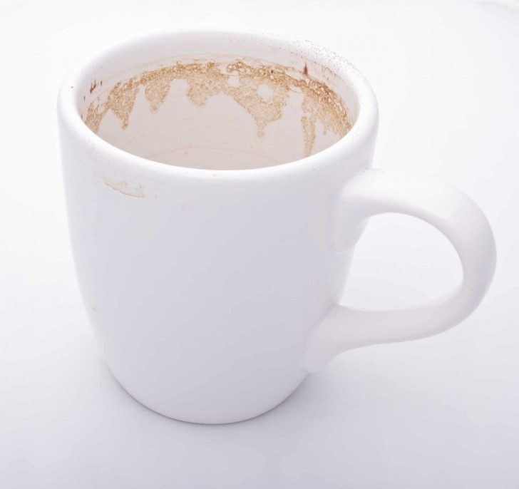 14. Vecchie tracce di caffè e calcare sulle tazze possono sparire se le si tratta con acqua e bicarbonato: lasciateli agire per 10 minuti e poi lo sporco verrà via facilmente