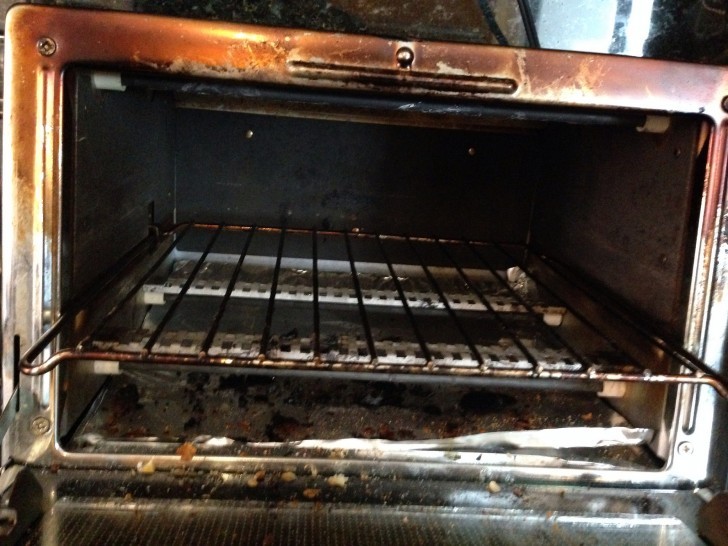 3. Il trucco per pulire il forno è usare una mistura di acqua ossigenata, aceto, limone e sapone per i piatti