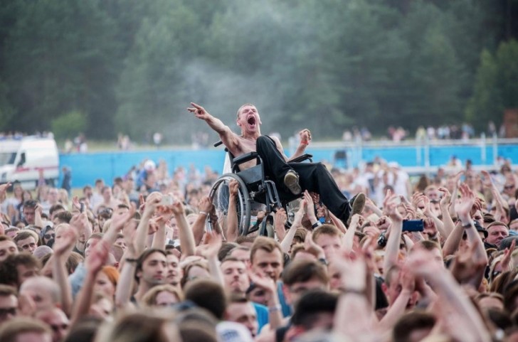 1. Un bagno di folla a un concerto... sulla sedia a rotelle!