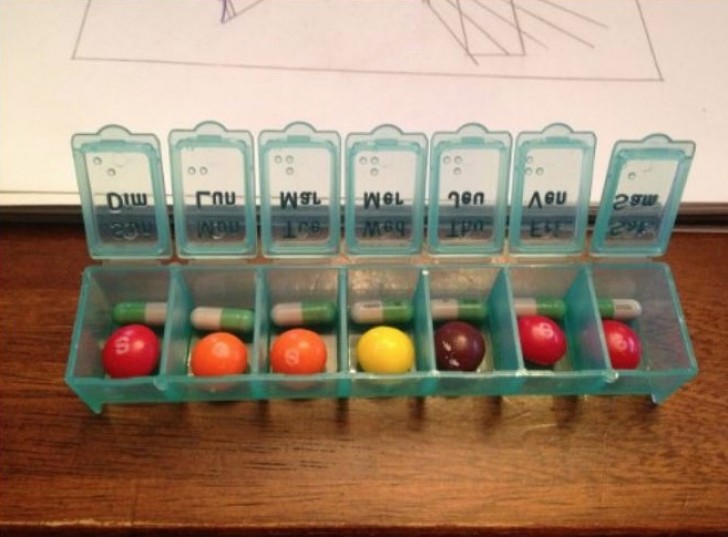 8. La mia sorellina ha messo queste palline colorate nel mio porta-pillole, per rendermi più felice