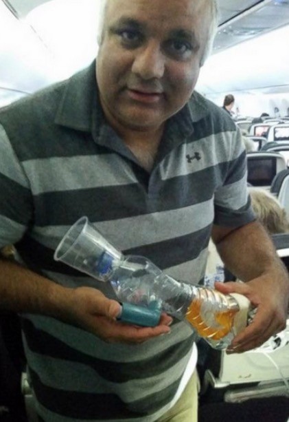 9. Cet homme a improvisé un inhalateur pour l'asthme lorsqu'un enfant dans l'avion a eu une crise et qu'il n'en avait pas
