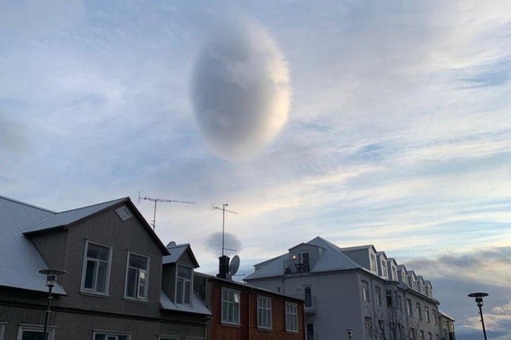 17. Eine besondere Wolke fliegt über den Himmel von Reykjavík.