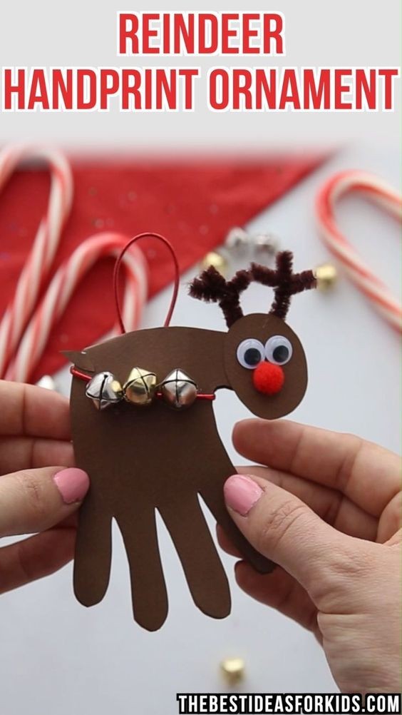 5. Ritagliate la sagoma delle manine su cartoncino marrone, e avrete la base per una decorazione da appendere a forma di Rudolph