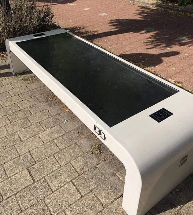 10. Un banc futuriste équipé de panneaux solaires et d'un chargeur sans fil pour les appareils
