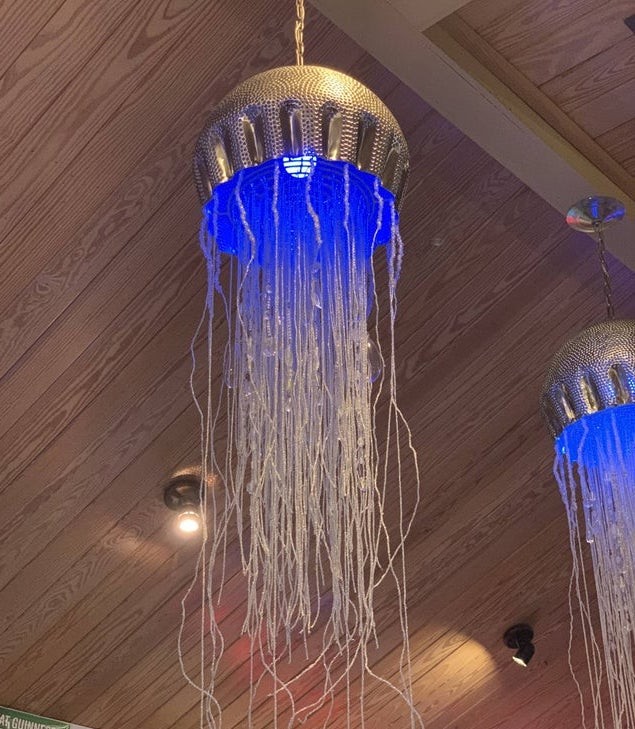 15. Ces lustres en forme de méduses ne pouvaient que se trouver que dans un restaurant de poissons...