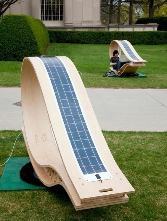 8. Una panchina solare: dentro ci si riposa e si ricarica il telefono