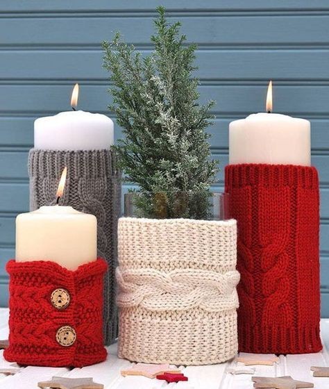 16. Con le maniche dei maglioni (o vecchie sciarpe) potete confezionare dei rivestimenti per le candele, nei colori più adatti al Natale e alla vostra casa